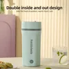 A mint green portable kettle is shown on a table next to a glass of water and some food. Produktbild-Vorschau