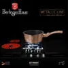 A rose gold saucepan is shown on a stovetop with glowing electric burners and a gas burner. Podgląd zdjęcia produktu