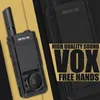 A black walkie-talkie is shown against a gold and black background, with text highlighting its features. Produktbild-Vorschau