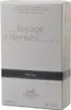 Voyage d’Hermès Parfum in rechteckiger, beigefarbener Box mit feiner Musterstruktur und silbernem Hermès-Logo. Voir les images du produit