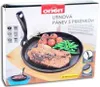 The image shows the packaging of a cast iron frying pan with a cutting board. The packaging features a picture of the frying pan with food. Náhled obrázku produktu