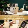 A collage of images showcasing Christmas-themed paper bags for an advent calendar, with some bags hanging from a Christmas tree and others being handled by a person. Anteprima dell’immagine prodotto