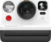 A front-on studio shot of a white Polaroid Now instant camera with a black base and film slot. Anteprima dell’immagine prodotto