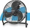 A black floor fan is shown against a white and light blue background. Voir les images du produit