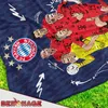 A close-up of a blanket featuring illustrations of soccer players and team logos. Produktbild-Vorschau