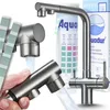 A collage of images showing a kitchen faucet, a hand holding a faucet spray head, and water hardness test strips. Anteprima dell’immagine prodotto