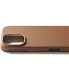 A close-up, side view of a tan iPhone case. Voir les images du produit