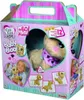 A toy dog in its packaging, with a child holding a similar toy. Anteprima dell’immagine prodotto