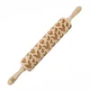 A wooden rolling pin with a chicken pattern engraved on it, placed on a white background. Voir les images du produit