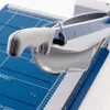 A close-up view of a paper cutter's handle and blade mechanism. Voir les images du produit