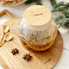 HOMLA Dzbanek SAFFRON z drewnianym wieczkiem 1 l Podgląd zdjęcia produktu 5