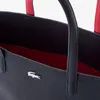 A close-up view of the interior and exterior of a dark blue Lacoste shopper bag with red accents. Anteprima dell’immagine prodotto