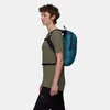 Mammut Neon Light Rucksack in Türkis; getragen von einer Person in sportlicher Kleidung; seitliche Ansicht. Náhľad obrázku produktu
