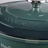 Close-up of the lid of a green pot with embossed text. Podgląd zdjęcia produktu