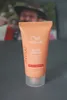 A close-up shot of a Wella Invigo Nutri Enrich hair mask tube. Produktbild-Vorschau