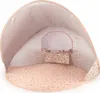 An open beach tent with a floral pattern. Anteprima dell’immagine prodotto