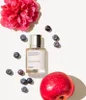 A bottle of Dossier Floral Berries perfume is surrounded by blueberries, a pink flower, and a red apple on a white background. Anteprima dell’immagine prodotto