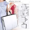 A woman is holding a large garment bag, with four illustrated steps showing how to fold it next to her. Produktbild-Vorschau