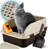 A cat sits in an open litter box next to a scoop, with a mat and a circular detail of the litter box's perforated surface visible. Produktbild-Vorschau
