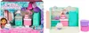 A toy playset of Gabby's Dollhouse, featuring a kitchen scene with figures and accessories, shown in its packaging and also as a standalone playset. Produktbild-Vorschau