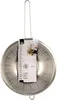 A stainless steel colander with a handle, shown from a slightly elevated front-facing angle. A product tag is attached to the handle. Anteprima dell’immagine prodotto
