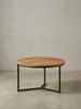 Freigestellter Couchtisch rund 60 cm, Frontansicht des Sofatisches mit warmer Akazienholzplatte und minimalistischem Gestell aus schwarzem Metall._#sku_SAFWL6.368# Produktbild-Vorschau