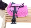 A pink saddle and saddle pad are displayed on a wooden stand. Produktbild-Vorschau