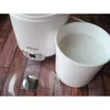 A white yogurt maker with a clear lid and a container of yogurt on a wooden surface. Anteprima dell’immagine prodotto