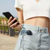 A person holding a smartphone and a portable fan with a power bank function in their jeans pocket. Anteprima dell’immagine prodotto