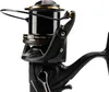 A close-up studio shot of a black fishing reel with gold accents against a white background. Náhled obrázku produktu