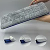 A person is holding a mop head with a blue base and gray microfiber material. Below, there are three circular insets showing how to attach the microfiber pad to the mop head. Anteprima dell’immagine prodotto