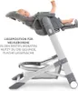 A baby is lying in a high chair that is reclined to a flat position, with text describing the lie-flat feature for newborns. Produktbild-Vorschau
