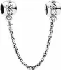 A silver Pandora safety chain with two charms, each featuring a heart design. Anteprima dell’immagine prodotto