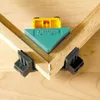 A corner clamp is shown holding two pieces of wood together at a 90-degree angle. Produktbild-Vorschau