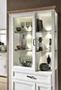 Vitrine JASMIN 2-türig in Weiß mit Glastüren, Holzoberboden in Artisan Eiche und LED-Beleuchtung in der Gesamtansicht. Produktbild-Vorschau