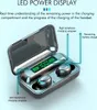 A pair of wireless earbuds in their charging case, with text overlays explaining the features. Produktbild-Vorschau