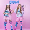 Zwei Mädchen in rosa und lila Stitch-Outfits tragen die Stitch-&-Angel-Kniestrümpfe mit auffälligen 3D-Ohren. Produktbild-Vorschau