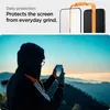 A person in a hoodie takes a photo of a landscape with their phone, while a graphic shows a phone screen protector. Anteprima dell’immagine prodotto