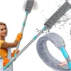 A woman is holding a cleaning brush with a telescopic handle, demonstrating its use. The image also shows close-ups of the brush head and water splashing, suggesting its cleaning capabilities. Anteprima dell’immagine prodotto