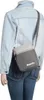 A person wearing a denim jacket and jeans, with a crossbody bag. Anteprima dell’immagine prodotto