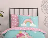 A close-up view of a child's bedding set featuring a unicorn and rainbow design. Produktbild-Vorschau