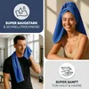 Collage of images showing a blue microfiber towel being used by a man and a woman, with text overlays highlighting product features. Anteprima dell’immagine prodotto