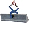 A blue stone lifting clamp is shown attached to a concrete barrier, suspended by a red and black carabiner. Náhled obrázku produktu