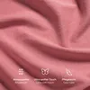 A close-up of pink fabric with icons and text describing product features. Voir les images du produit