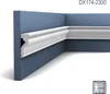 A white decorative molding is installed on a blue wall at the corner where the wall meets the floor. Náhled obrázku produktu