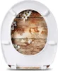 A toilet seat with a decorative print of white flowers on a wooden background. Produktbild-Vorschau