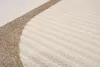 A close-up view of a textured rug with a geometric pattern. Voir les images du produit