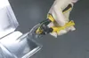A gloved hand is using tin snips to cut sheet metal. Anteprima dell’immagine prodotto