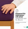 A child's hand rests on a purple fitted sheet, with text and icons indicating product specifications. Produktbild-Vorschau