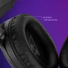 Close-up of a black gaming headset earcup with a purple gradient background. Anteprima dell’immagine prodotto